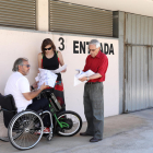 El president de la comunitat i Manuel Escudier revisen documents a la porta 3 de les cotxeres.