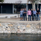 Los miembros de la lista renovadora a la comunidad de regantes de la Zona Delta, delante la sede de la entidad en Amposta.