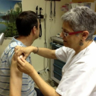 Vacunación en la Unidad de Salud Internacional del Hospital Verge de la Cinta de Tortosa.