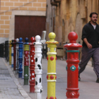 Els pilons del carrer Compte s'han convertit en un punt d'atracció dels turistes pels seus colors.