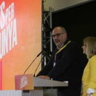 El portavoz de JxCat, Eduard Pujol, con la directora de la campaña, Elsa Artadi, en una primera comparecencia después del cierre de los colegios electorales el 21-D.