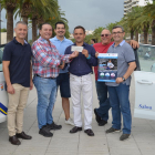 Membres de la junta de Sosciathlon recollint una aportació de l'Agrupació RadioTaxi Salou.