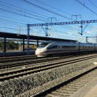 Imagen de un tren de alta velocidad en el estacióp del Campo de Tarragona.