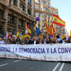 Pancarta que agafaven diverses autoritats polítiques i que obria la manifestació convocada per Societat Civil Catalana per aturar el "cop separatista", el 19 de març de 2017 a la Via Laietana de Barcelona.