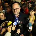 Imagen de Eduard Pujol atendiendo los medios de comunicación en el aeropuerto del Prat acompañado de otros miembros de la lista de JxCat.