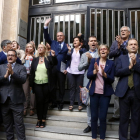 Pla general de l'alcalde de Reus, Carles Pellicer, saludant a les escales de l'Audiència de Tarragona acompanyat de regidors i alcaldes del PDeCAT el 21 de setembre del 2017