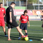 En la imagen, Carlos Rovira ayuda a los jugadores del Nàstic Genuine en aquello que necesitan. Los entrenamientos se realizan todos los lunes en el anexo de césped artificial del Nou Estadi.