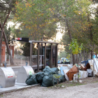 Imagen realizada ayer por la tarde en Sant Salvador, donde se ven muebles y bolsas de basura al lado de los contenedores.