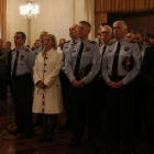 El comissari dels Mossos d'Esquadra Joan Carles Molinero i la presidenta de la FAFAC, Imma Fernández, en la presentació del calendari solidari del cos policial.
