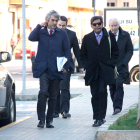 Llegada a los juzgados de Vinaròs del ex vicepresidente del consejo de administración d'Escal UGS, Mohamad Jaffar Khan, y el ex consejero Harold Philip Gordon, directivos, de Dundee Energy con sus abogados, el 8 de abril de 2016.