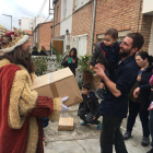 El rei Gaspar entregant els regals als nens