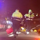 Agents de Mossos d'Esquadra a la zona de l'A7 on s'ha produït l'accident.