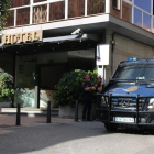 Imatge d'arxiu de l'hotel Gaudí de Reus amb agents de la Guàrdia Urbana i dels Mossos, aquest octubre, davant una furgoneta de la Policia Nacional.