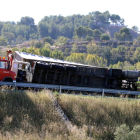 Imagen del camión volcado al punto del accidente en la C-37 en Valls este 24 de octubre del 2017.