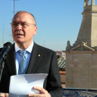 Pla mig de l'alcalde de Reus, Carles Pellicer, en roda de premsa, amb el rellotge del campanar de l'Ajuntament al fons. Imatge del 22 de novembre del 2017
