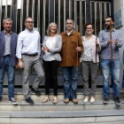 La alcaldesa de Cunit, Montse Carreras (centro), acompañada de los alcaldes de Bonastre, Llorenç, Font-rubí, Torrelles y la Bisbal, a las puertas de la Audiencia de Tarragona.