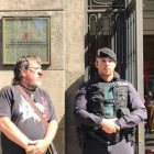 Imagen de Pesarrodona con nariz de payaso al lado de un Guardia Civil y que se hizo viral.