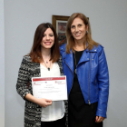 Pla americà de l'estudiant Elisabet Torrubia, guanyadora del premi de recerca del treball de fi de greu, i Carme Valls, coordinadora de l'Institut Català de les Dones. Imatge del 22 de novembre de 2017 (horitzontal)