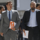 El president de Ciutadans, Albert Rivera, i el portaveu del grup al Congrés dels Diputats, Joan Carles Girauta, arriben al Congrés el 30 d'agost del 2016 per assistir al debat d'investidura de Mariano Rajoy.