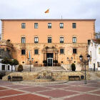 Imatge d'arxiu de la façana de l'Ajuntament de Torredembarra.