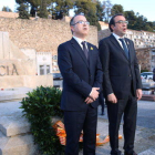 Els consellers destituïts Josep Rull i Jordi Turull canten 'Els Segadors' davant la tomba de Francesc Macià, en el seu homenatge al cementiri de Montjuïc, el 25 de desembre de 2017.