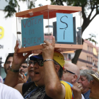 Pla curt d'una manifestant amb una urna davant l'Audiència de Tarragona. Imatge del 25 de setembre de 2017