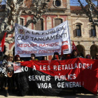 Manifestantes concentrados ante el Parlamento con pancartas que rechazan los recortes y el cierre de aulas en la convocatoria de la federación de enseñanza de la CGT, el 18 de diciembre del 2017.