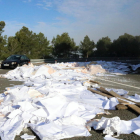 Gran quantitat de paper i bosses de plàstic escampades en un revolt de la N-240, al Coll de Lilla, entre Valls i Montblanc, després que un camió hagi perdut la càrrega. Imatge del 23 de novembre del 2017