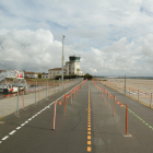 Imatge d'arxiu de la pista d'aterratge de l'Aeroport de Reus, amb la torre de control al fons.