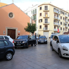 Molts pares d'alumnes de l'Estonnat-l'Ensenyança va aparcar els vehicles a la plaça de la Pagesia, com fan habitualment.