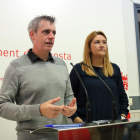 L'alcalde d'Amposta, Adam Tomàs, i Joana Estévez, regidora de Turisme d'Amposta, en la roda de premsa de presentació del pla de foment turístic.
