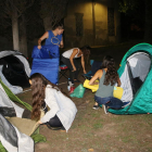 Varias chicas preparan las tiendas de campaña por|para la acampada en el campus Sescelades de la URV. Imagen del 27 de septiembre de 2017