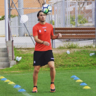 Raphael Guzzo recibe una pelota durante el entrenamiento de ayer en el campo anexo del CF Reus Deportiu.