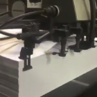 Captura del vídeo compartit per Puigdemont en què es pot observar com s'imprimeixen paperetes.