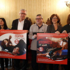 Plano abierto del alcalde Ballesteros y del resto de asistentes a la presentación del Maratón de Donantes de Sangre, en Tarragona, sosteniendo carteles de la campaña de este año.