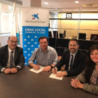 Imagen de Joan Maria Sardà, alcalde de La Pobla, y Alexis Gómez, director de Instituciones de Caixabank, firmando el convenio.
