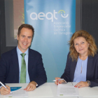 Teresa Pallarès, directora deneral del AEQT, y Jim Novack, director deneral de Dynatec, firmando el convenio.