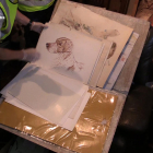 La policía interviene las obras de arte robadas por los detenidos.