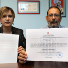 Maria Grau i Jordi Grau, néta i filla de José Grau, amb els documents rebuts per la Generalitat.