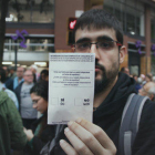 Imagen promocional del documental donde un hombre muestra una de las papeletas del 1-O.