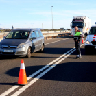 Pla general d'uns agent dels Mossos regulant el trànsit al lloc de l'accident. Imatge del 4 de gener de 2018