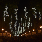 Imagen de la Rambla Nova de Tarragona con las luces de Navidad encendidas.