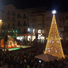 La plaça del Mercadal durant l'espectacle previ a l'encesa de l'enllumenat de Nadal.