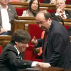 El primer secretario del PSC, Miquel Iceta, habla con el presidente de la Generalitat, Carles Puigdemont, en el Parlament.