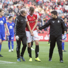 Manu Barreiro es atendido por los servicios médicos del Nàstic durante el partido contra el Oviedo en casa.
