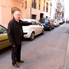 Ferran Diago señala un vehículo que circula con una rueda sobre la acera de la calle Gravina del Serrallo.