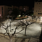 Imatge de la plaça Sant Fructuós, punt on s'acumulen desenes d'excrements de gos al costat d'un parc infantil.