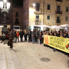 Imatge dels assistents a la concentració celebrada ahir al vespre a la plaça de la Font.