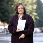 Maria Remei Barberà sosté el llibre a les seves mans en una foto feta al carrer dedicat a Torres Jordi.