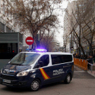 Pla mitjà de la furgoneta de la policia espanyola amb Jordi Sànchez gira cap al carrer del Tribunal Suprem.